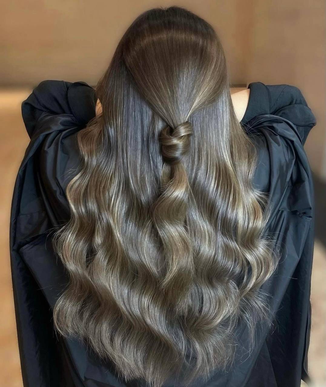 Lang, golvend haar met blonde tinten, van achteren gezien in de salon